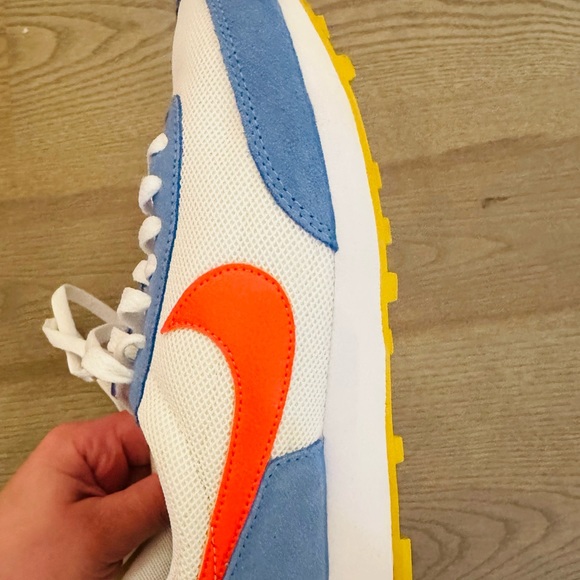 Nike sneakers. New. Never worn outside. Authentic. size 6. True to size. - Picture 5 of 9